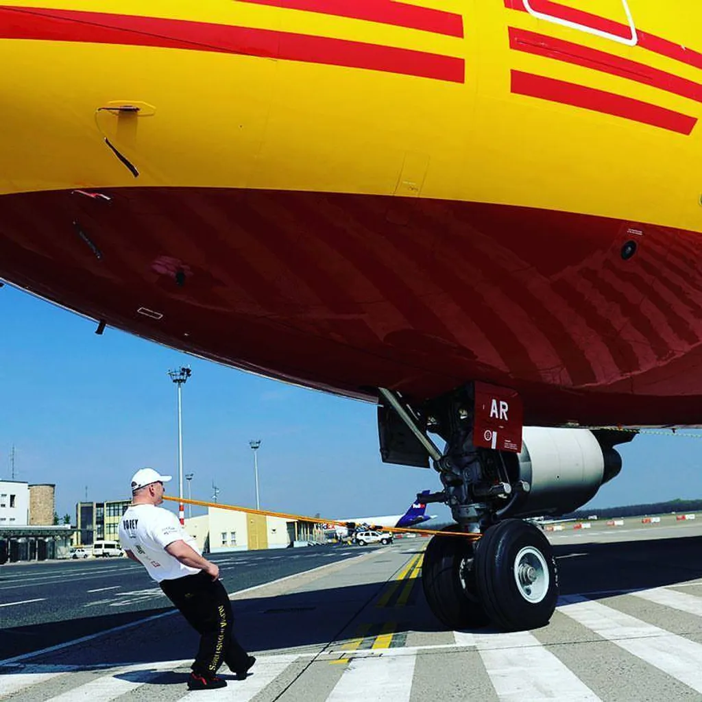 90 tonnás DHL Cargo repülőgépet húzott el a fogával Popey