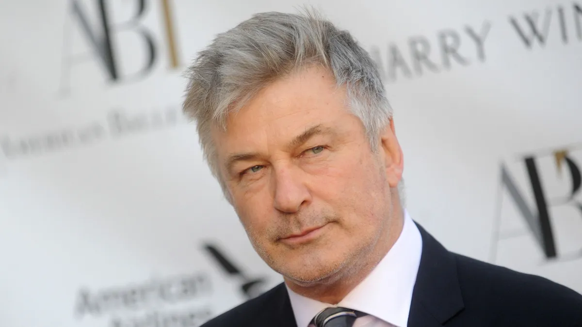 Alec Baldwin autóbalesetet szenvedett