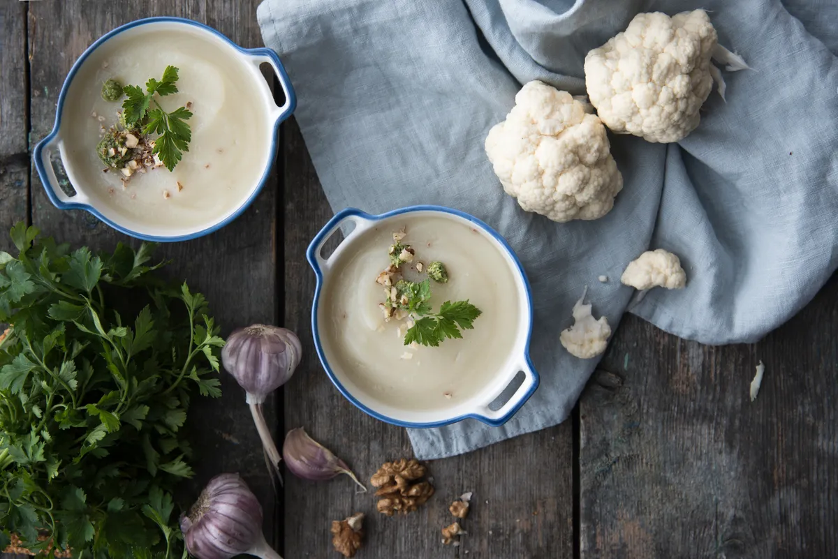 Soup,Of,Cauliflower,Puree,,Parsley,,Walnuts,And,Garlic,On,An