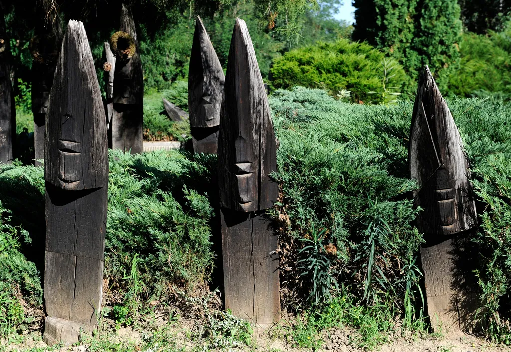 A Szabolcs-Szatmár-Bereg vármegyei Szatmárcsekei Református Temető különleges csónakformájú fejfáiról, illetve arról nevezetes, hogy itt nyugszik Kölcsey Ferenc magyar költő.