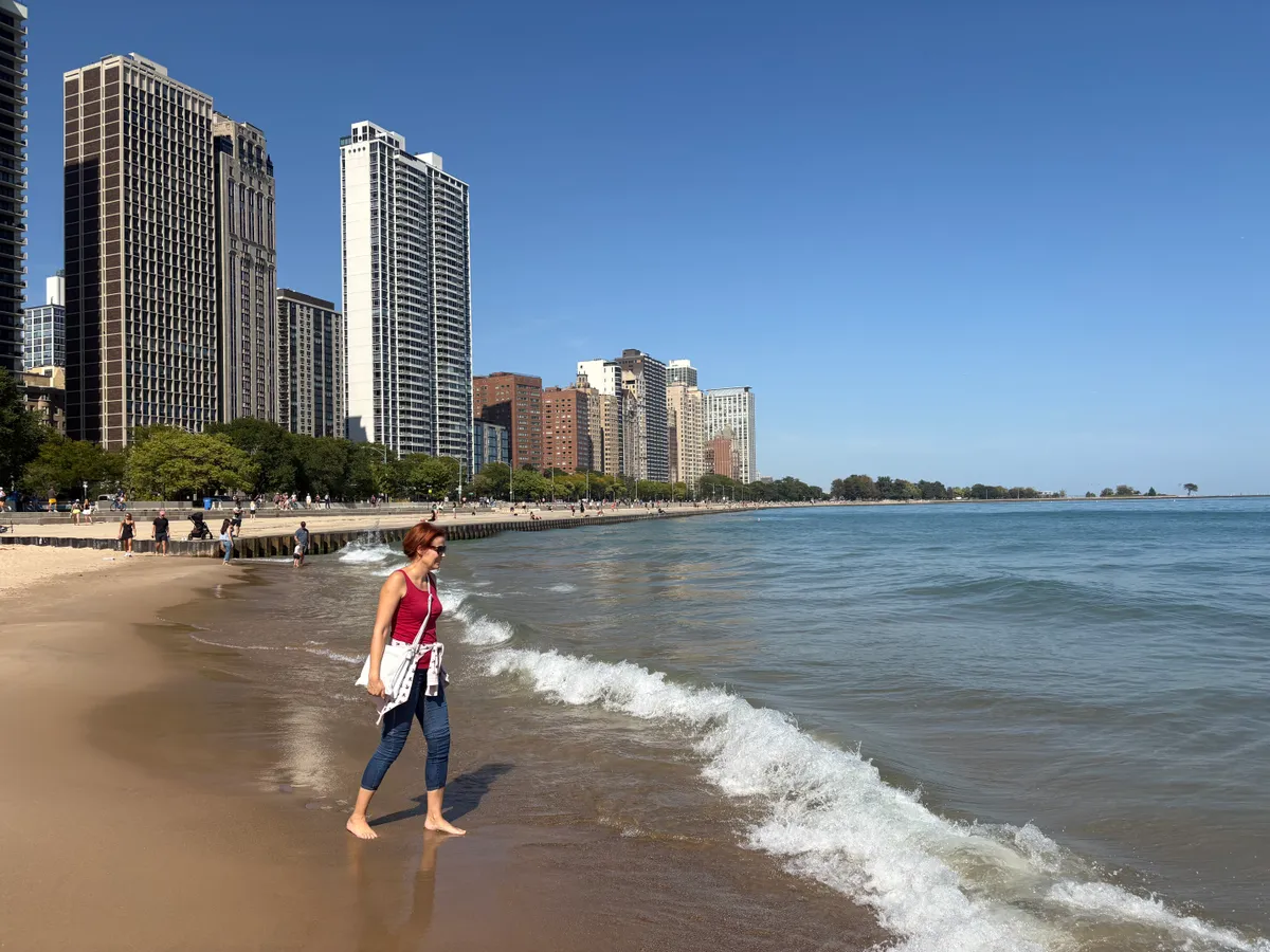 Turista a Michigan-tó partján Chicago városában