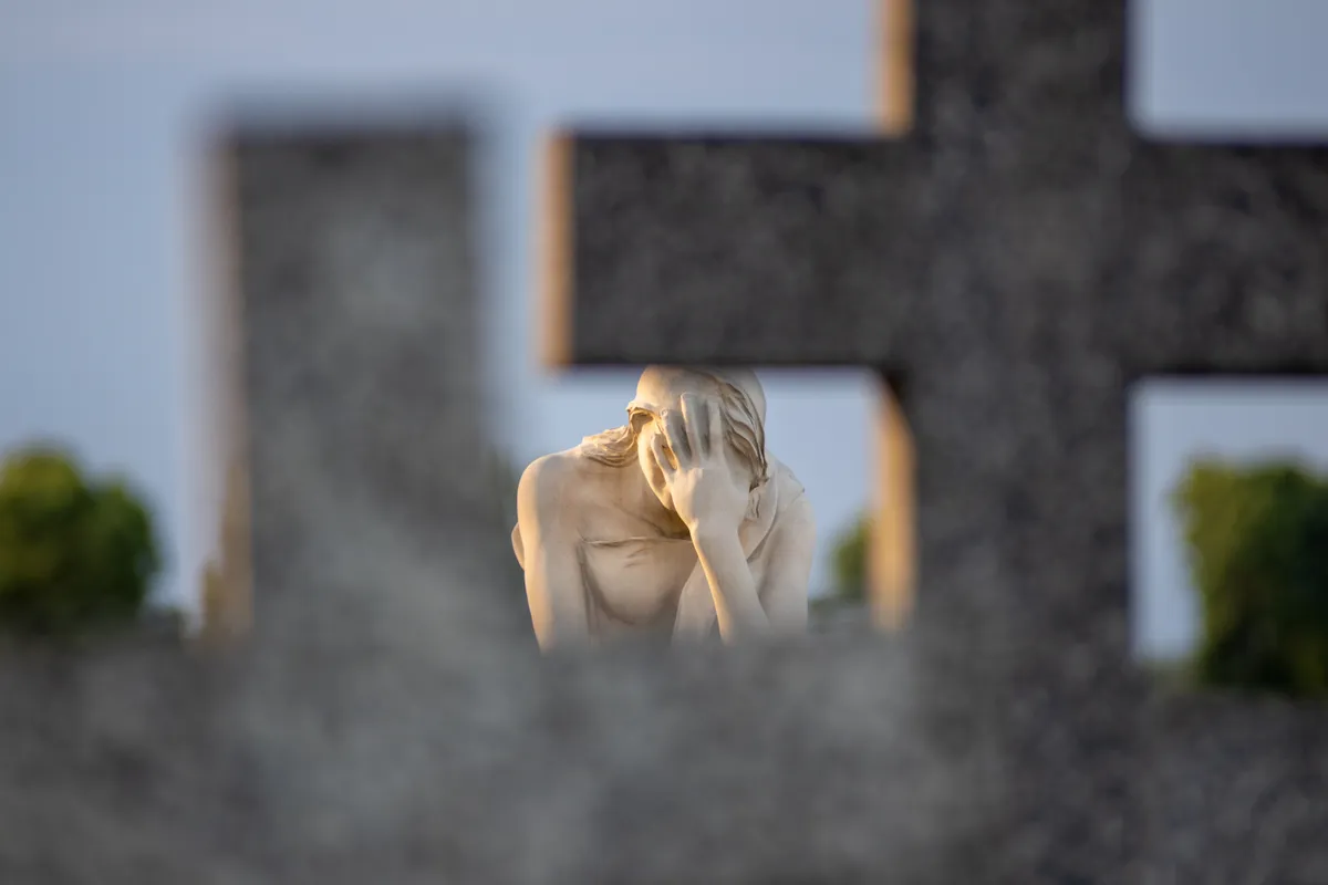 Temető etikett a sírkertben 