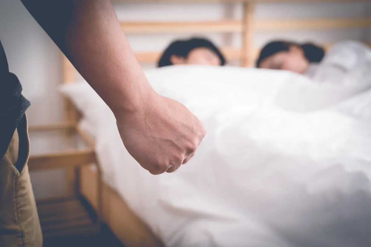Egy férfi tetten éri csalfa barátnőjét, ezért bosszúra vágyik