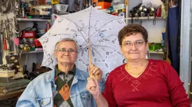 „Mindnek megvan a maga története" – Szeged szívében dolgozik az ország utolsó esernyőjavítója