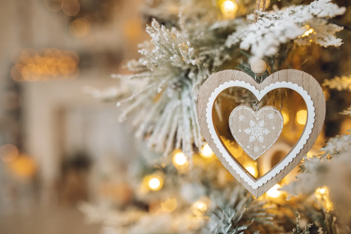Szív alakú karácsonyi dísz a fán.