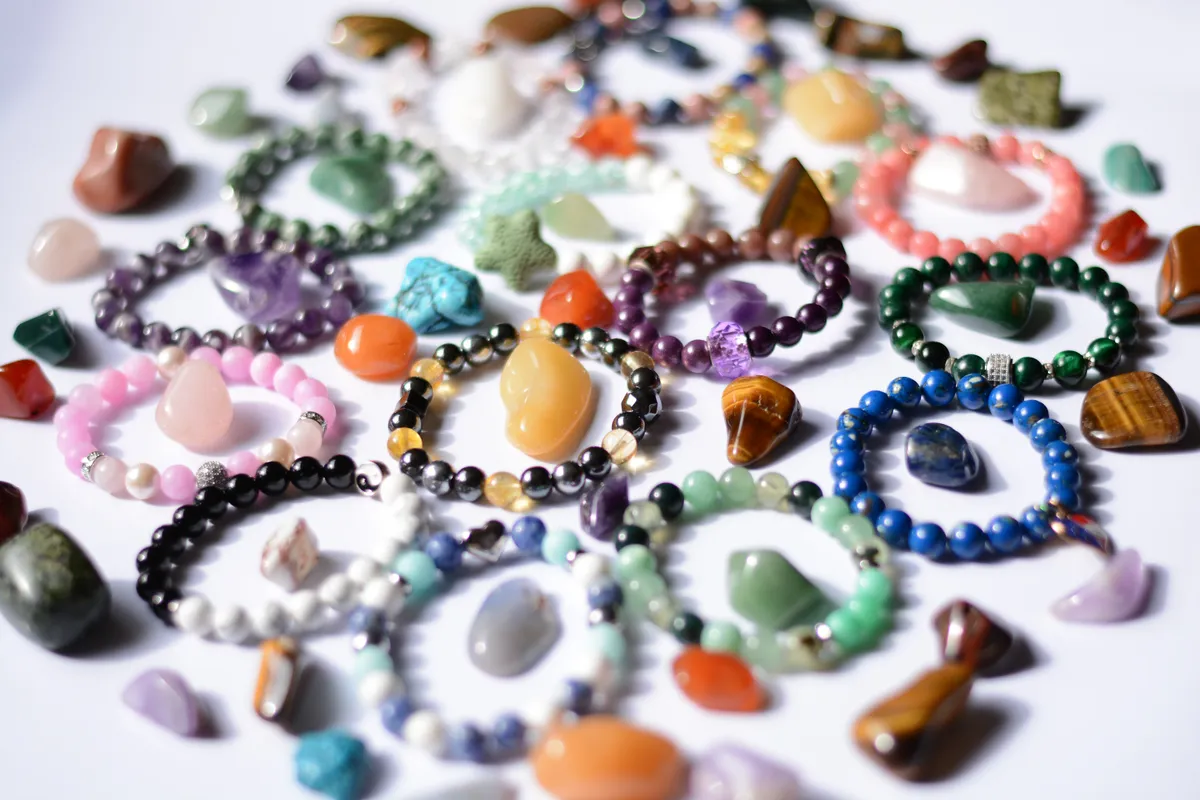 Stresszoldó kristálykarkötők és ásványok