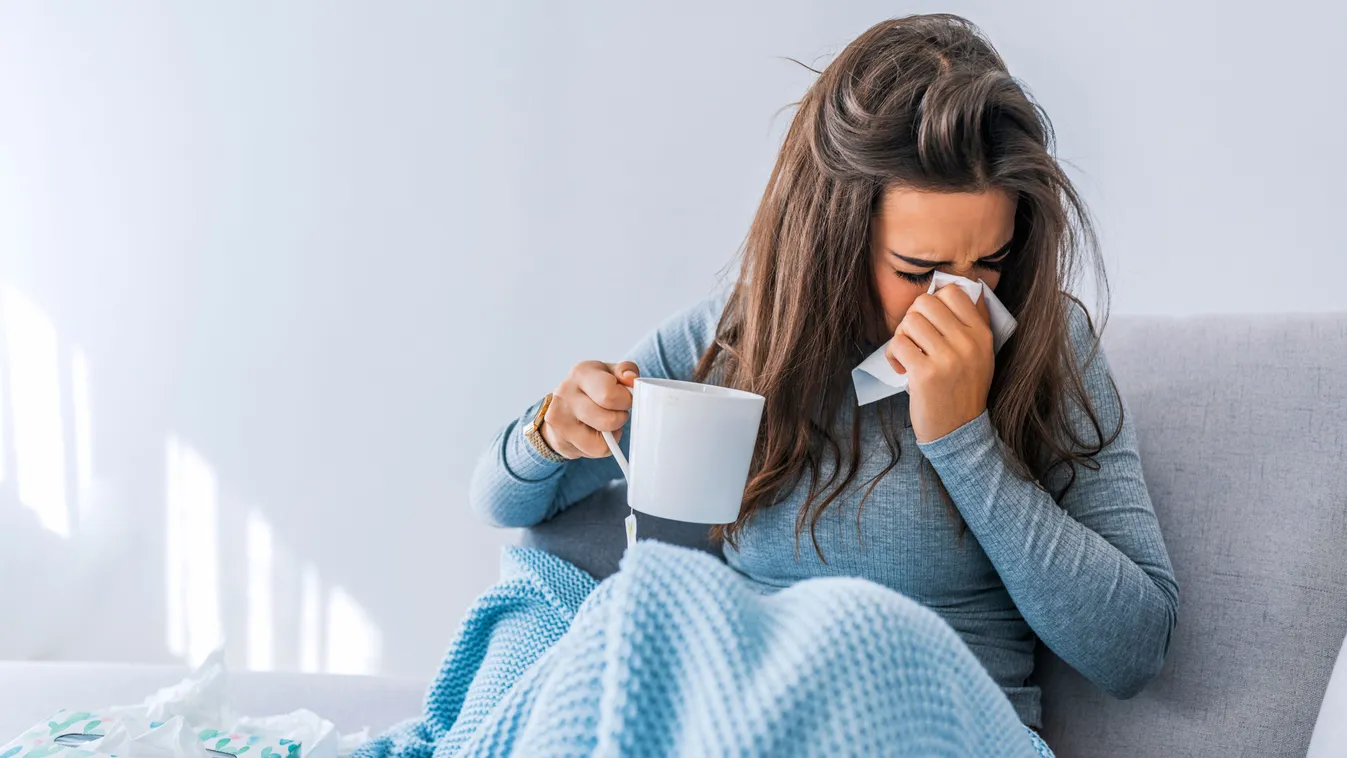 Megfázással küzdő fiatal nő
