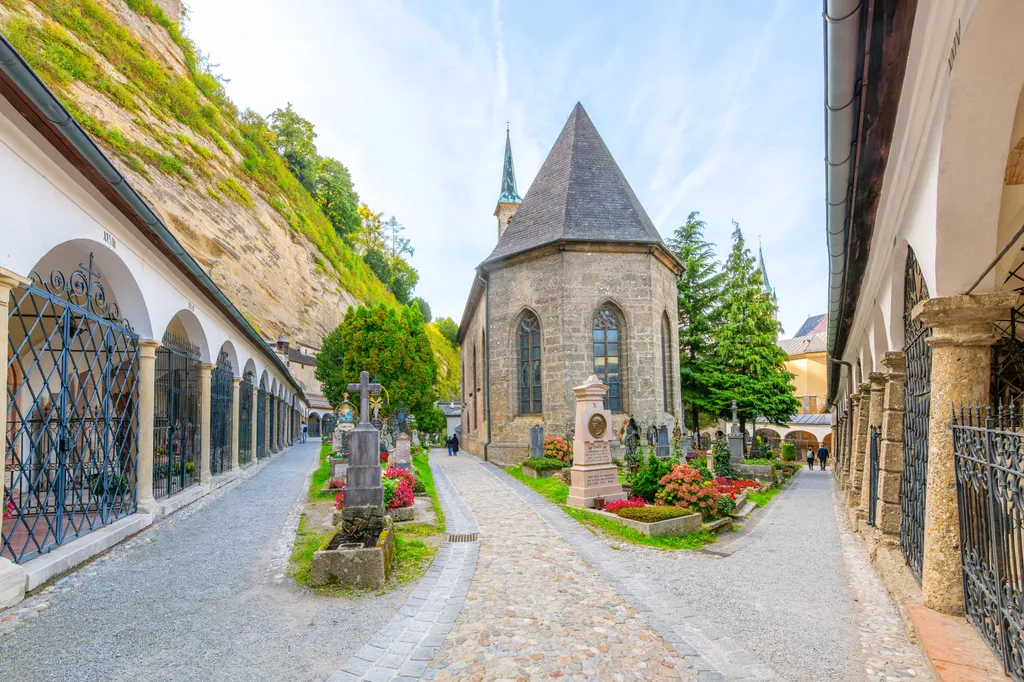 A salzburgi Szent Péter-temető közvetlenül a Mönchsberg függőleges sziklafalai tövében épült ki; a festői sírkertet Kr. u. 700 körül alapították, így Európa egyik legrégebbi temetője.
