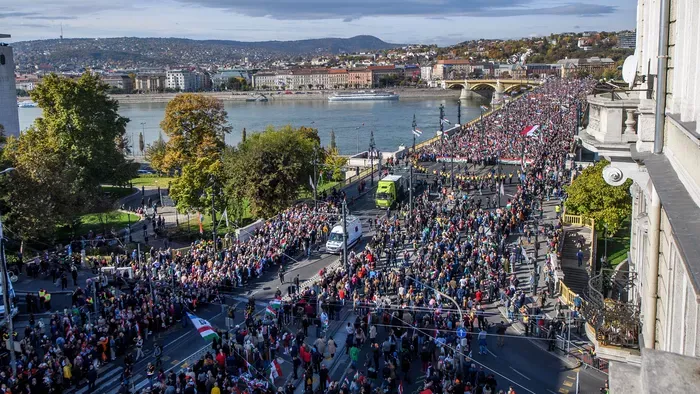"Ria-Ria-Hungária" - zúgja a tömeg a Békemeneten
