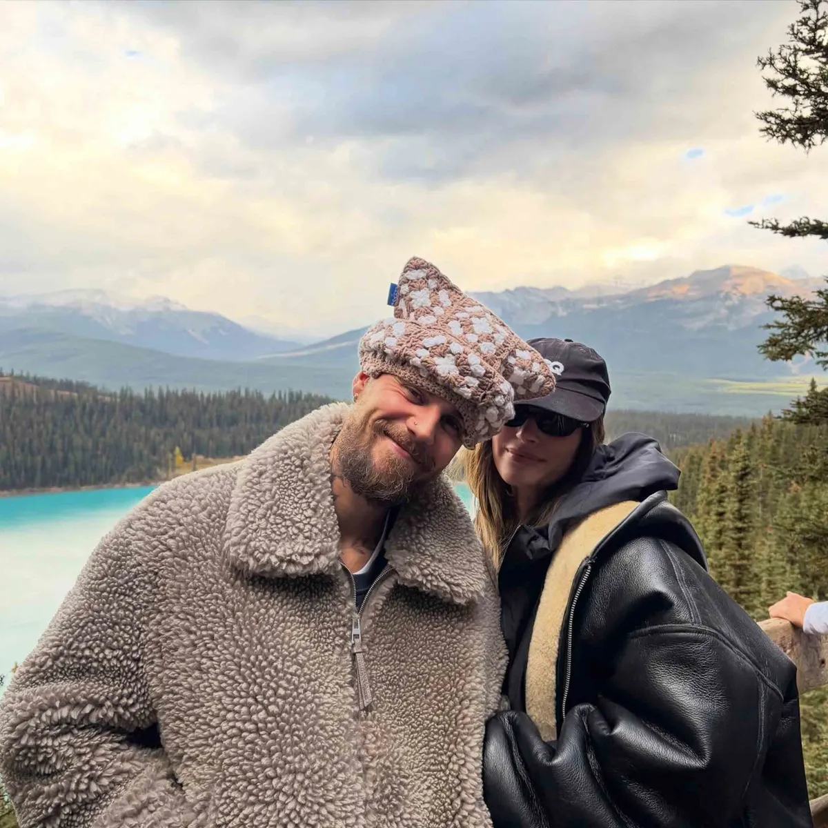 Justin Bieber még élvezi is a Hailey és Selena közötti feszültséget