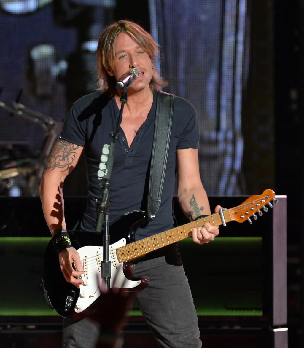 Keith Urban a koncertjén átírta a dalszöveget úgy, hogy azt a nála 22 évvel fiatalabb gitárosának címezte