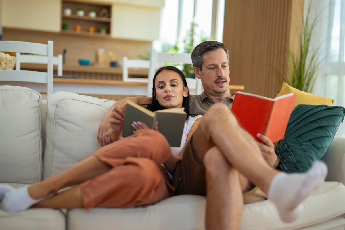 Együttlét közben egy pár könyvet olvas