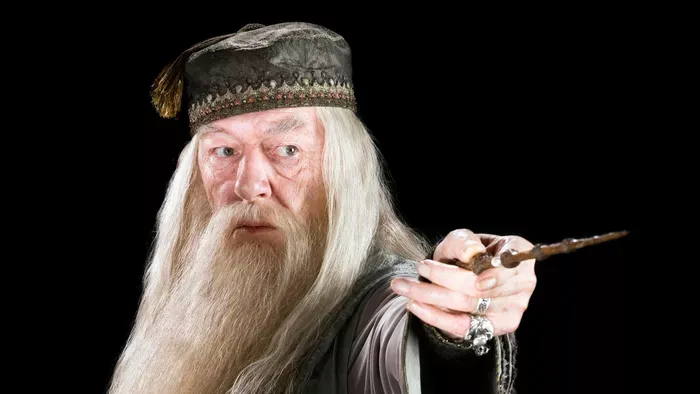 Végre láthatjuk! Így néz ki az új Dumbledore – Fotók