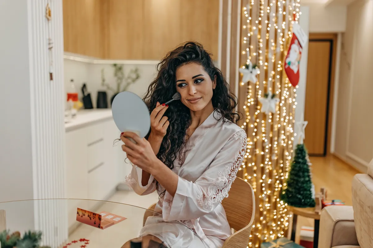 Szilveszteri sminket készítő nő