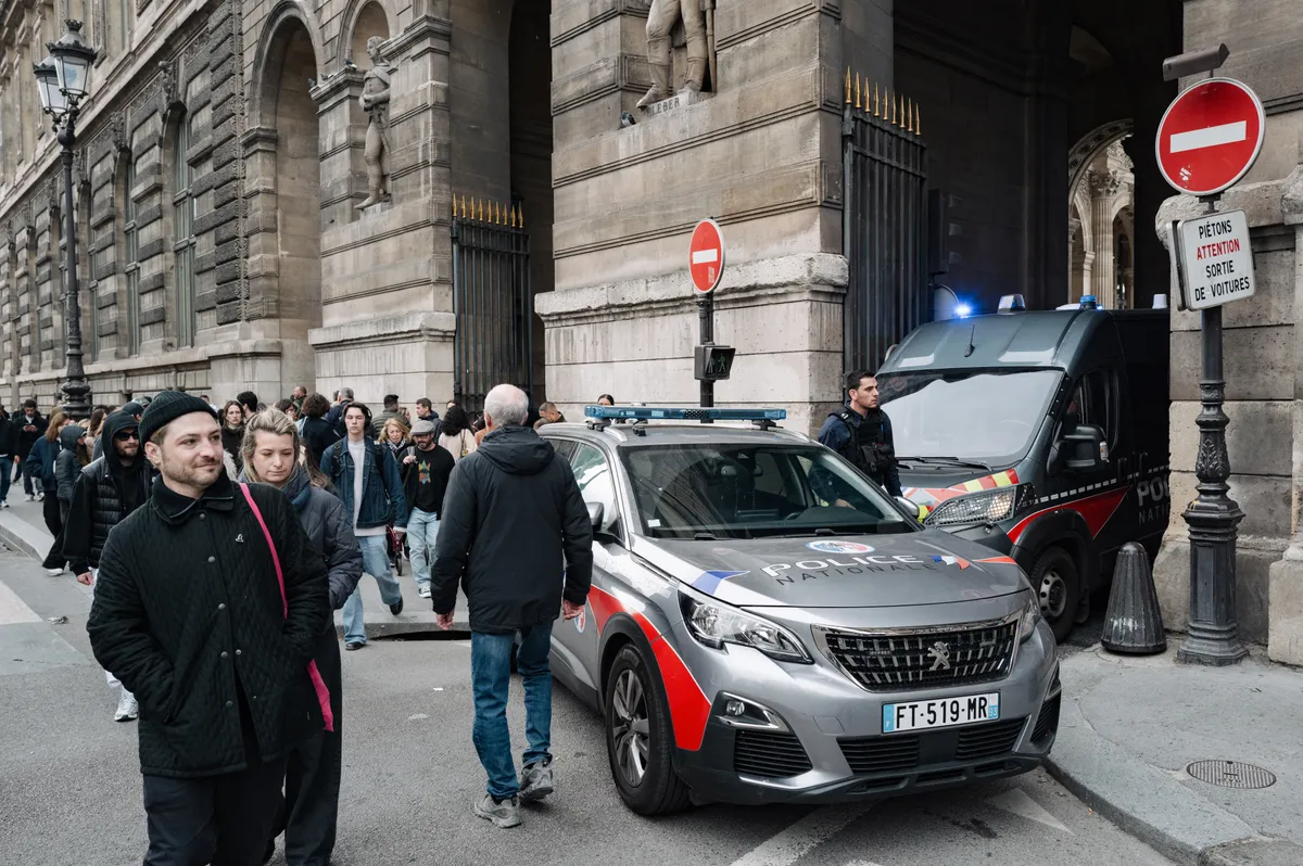 Louvre Museum In Paris Closed After Robbery