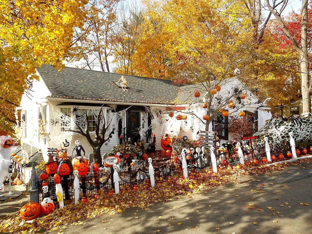 őszi ünnepek: halloweenre feldíszített ház