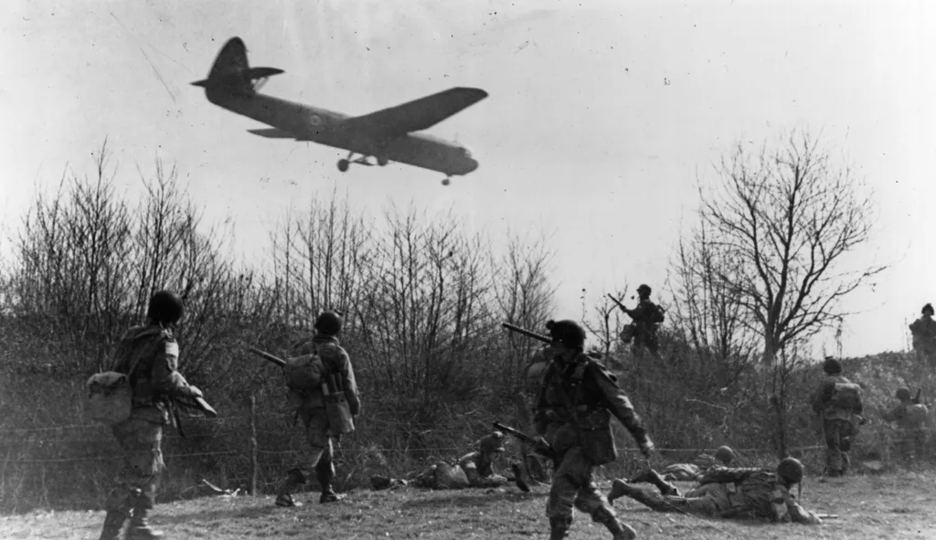 Egy brit Airspeed Horsa vitorlázó repülőgép erősítést hoz a németországi Weselbe a szövetségesek ejtőernyős rohamműveletéhez, amelynek célja a rajnai átkelő biztosítása. Az előtérben az amerikai légideszant-hadosztály ejtőernyősei láthatók.
