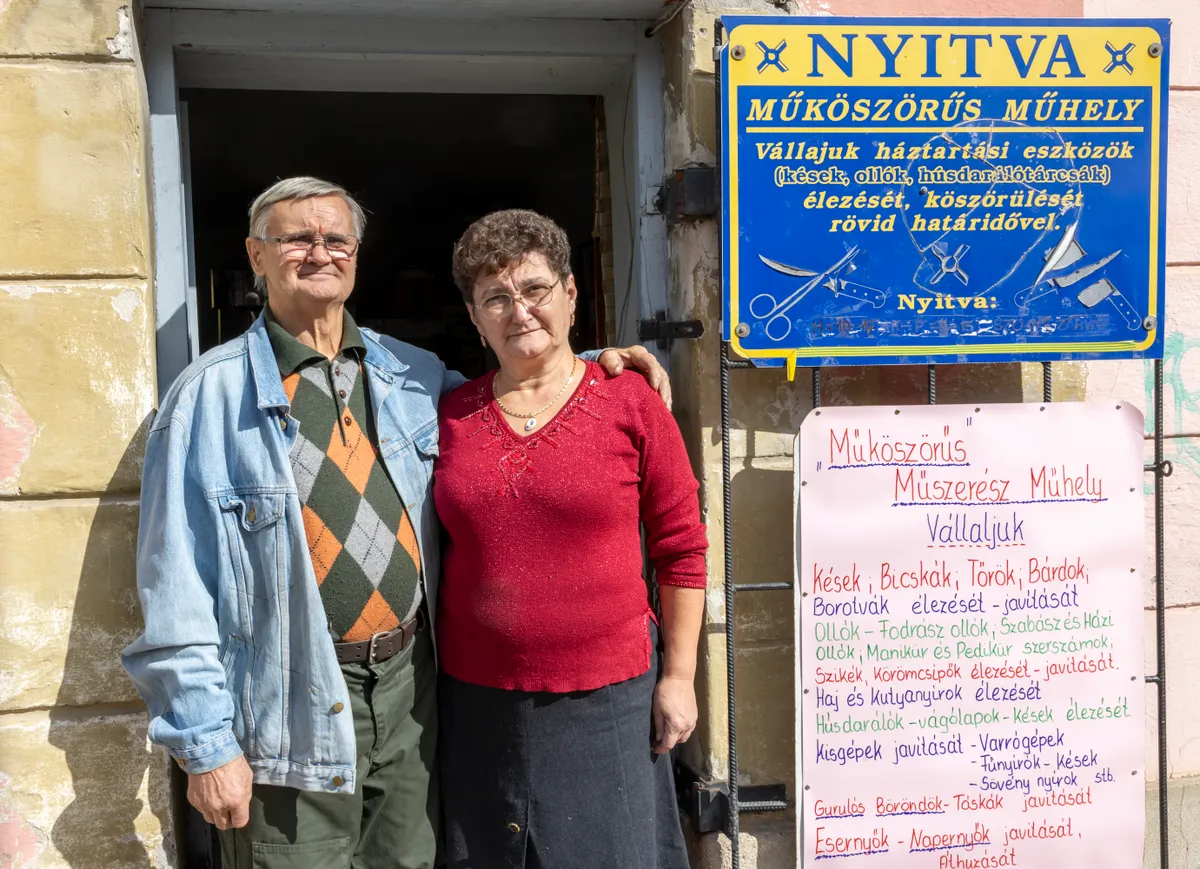 Szalma Mihály, az esernyőjavító, feleségével