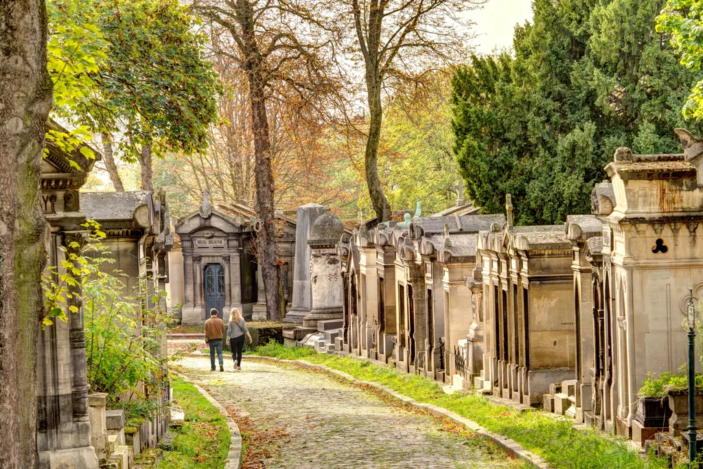 A  44 hektáros párizsi Pére-Lachaise-temető évi több mint 3,5 millió látogatóval a világ leglátogatottabb nekropolisza. Oyan nevek nyugszanak itt, mint Chopin, Oscar Wilde, Édith Piaf, vagy a Doors énekese, Jim Morrison.