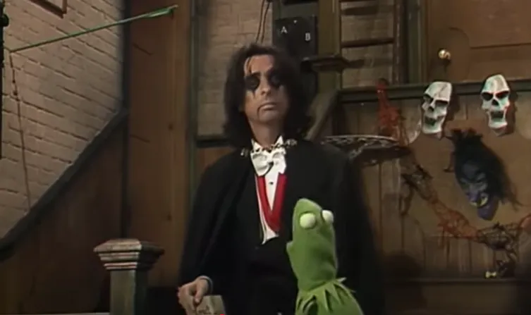 Alice Cooper a Muppet Show-ban sem hazudtolta meg önmagát (Fotó: YouTube)
