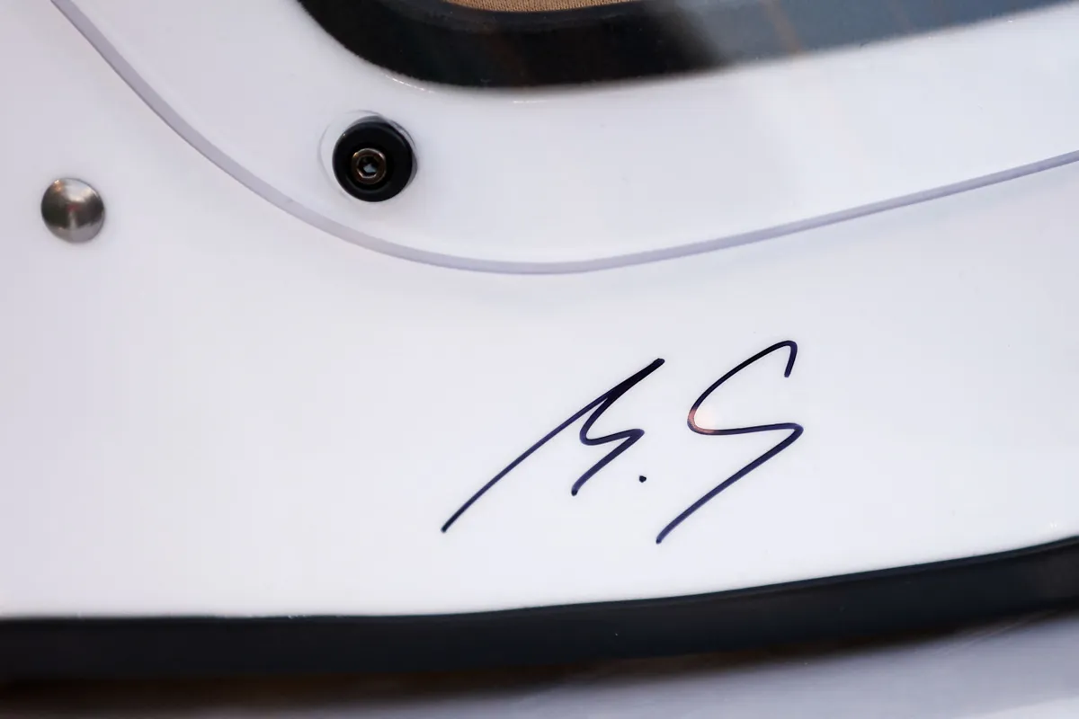 Michael Schumacher, convalescent depuis son accident de ski en 2013, a signé un casque pour une oeuvre de charité de Jackie Stewart à Sakhir (Bahreïn)