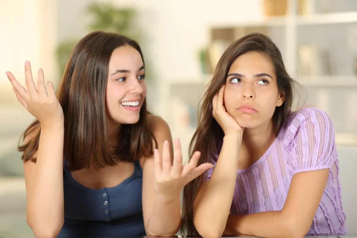 Rossz karma előfutáraként a barátnőjét beszélgetés közben ignoráló fiatal nő