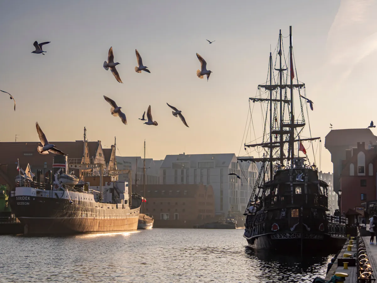 Gdańsk kikötője régi és modern hajóval