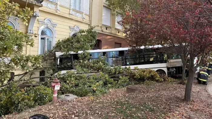 Megszólalt a MÁV-csoport vezérigazgatója - ezt tudjuk eddig a tömeges szolnoki buszbalesetről