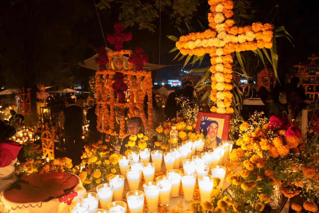 A mexikói Michoacán Patzcuaro-temetője, amely elsősorban halottak napján, azaz a Dia de los Muertos ünnepének éjszakáján igazán látványos,.