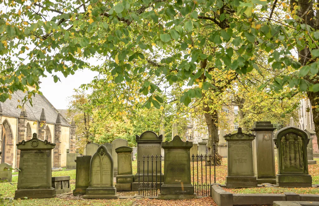 A skóciai Edinburgh Greyfriars-temetőjében a XVI. század vége óta temetkeznek. A hangulatos sírkert egyben az egyik legijesztőbb is, ahol szellemjárásról és paranormális jelenségekről is beszámoltak már.