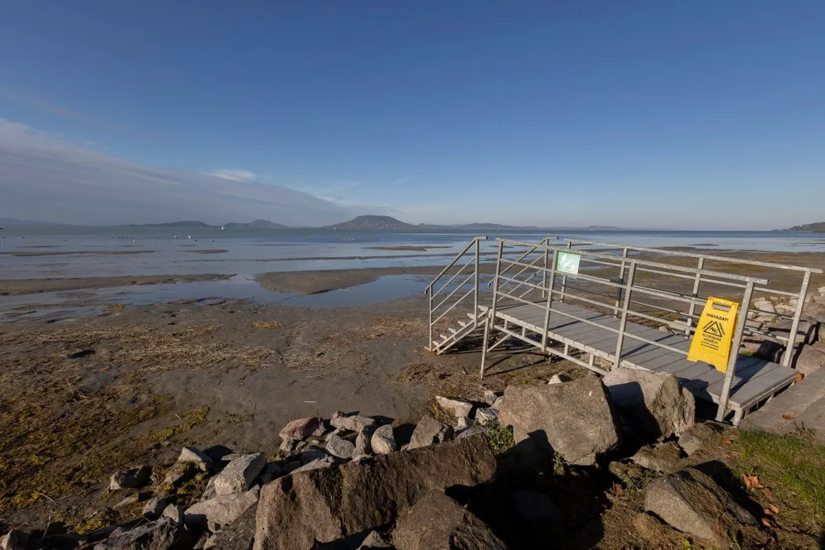 A Balaton vize fogyóban, szinte át lehet rajta sétálni