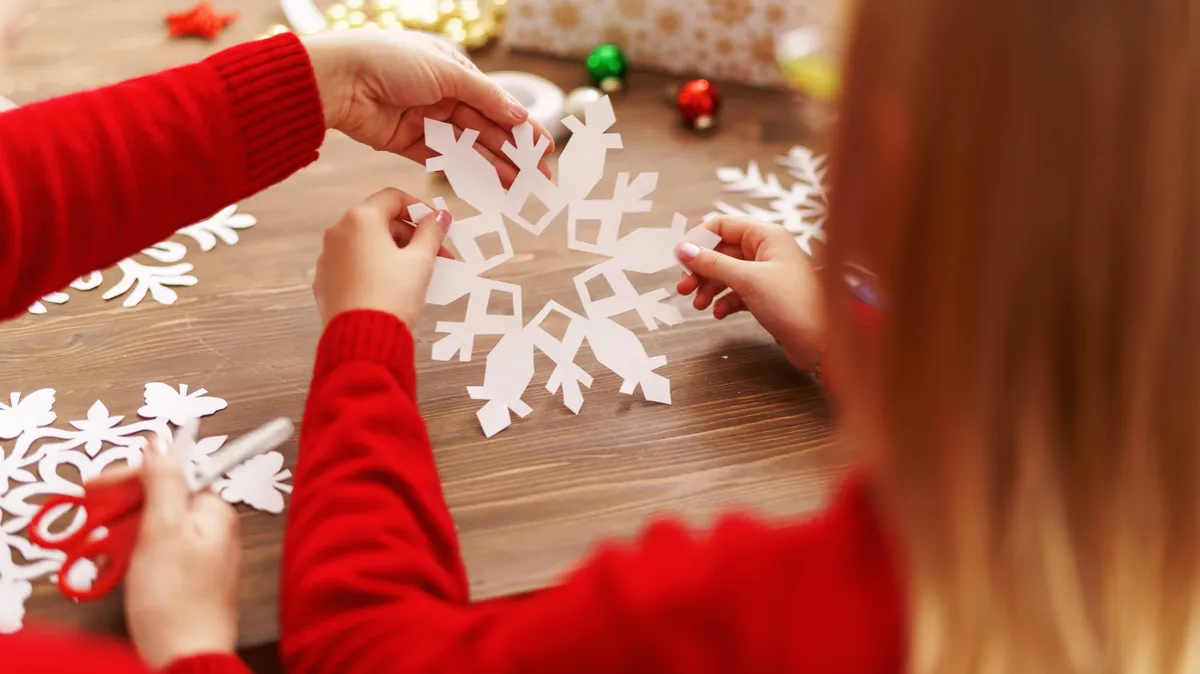 Papírcsillag készítése gyerekekkel