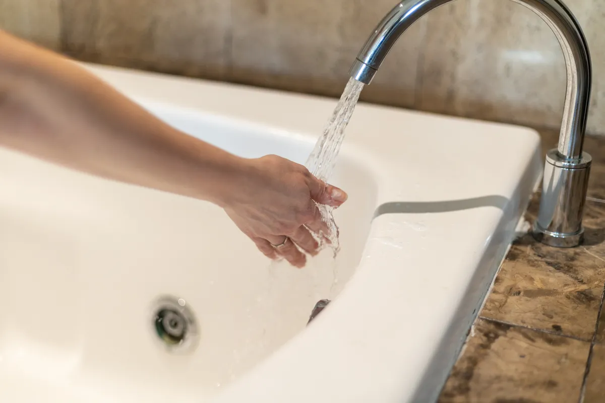 Egy nő épp vizet enged a kádba töltsd ki a személyiségtesztünket.