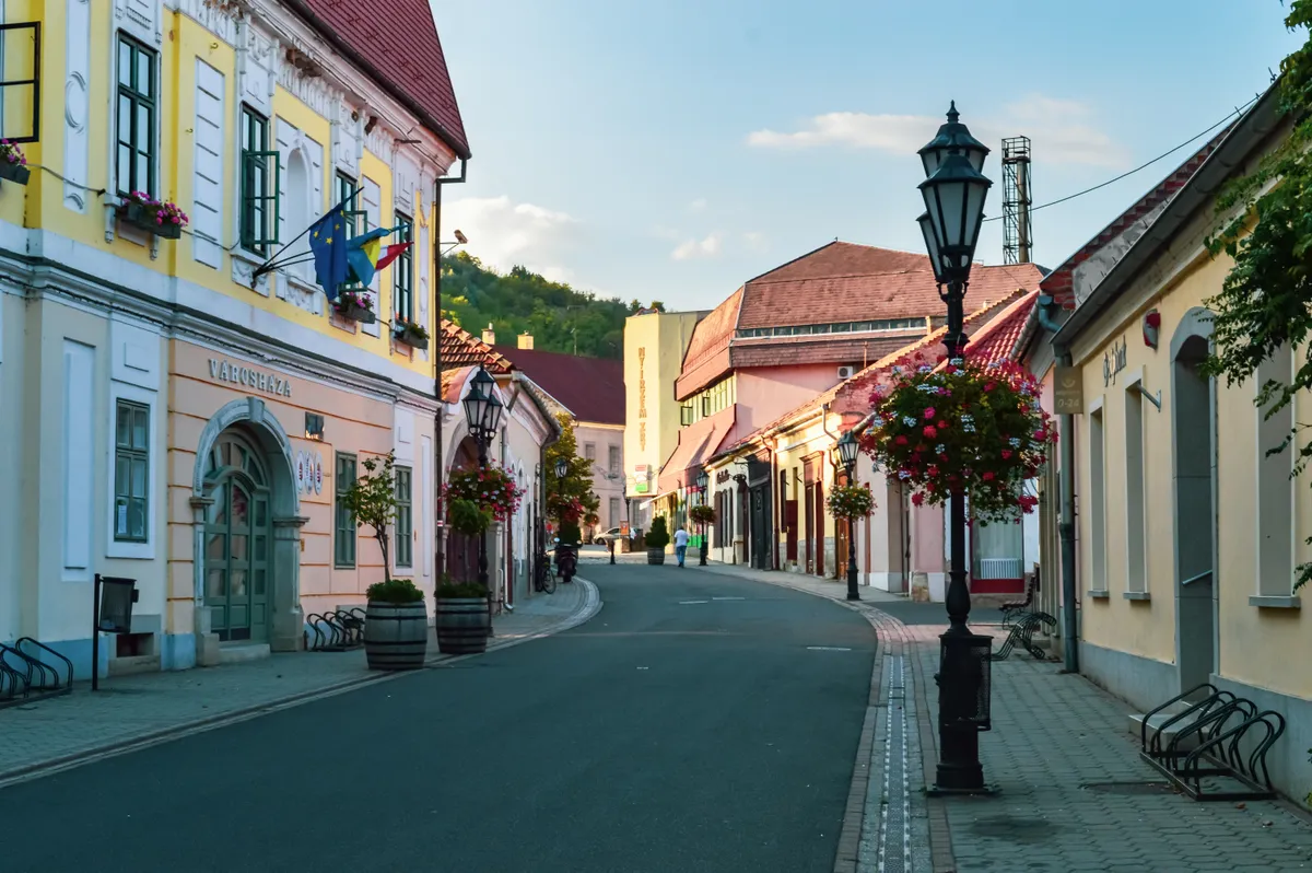 Tokaj belvárosa egy hangulatos utcarészlettel