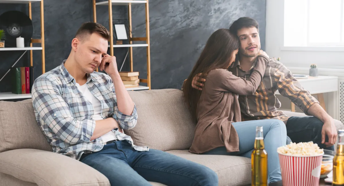 Egy szerelmes, kapcsolatban élő pár élvezi az együtt töltött időt, de a barátjuk unatkozik