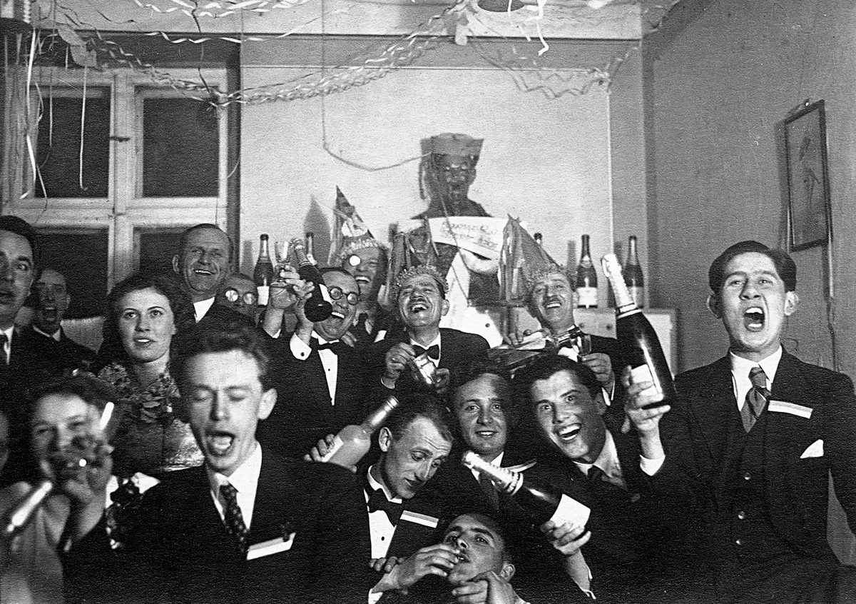 Retró kvízt töltő szilveszteri társaság