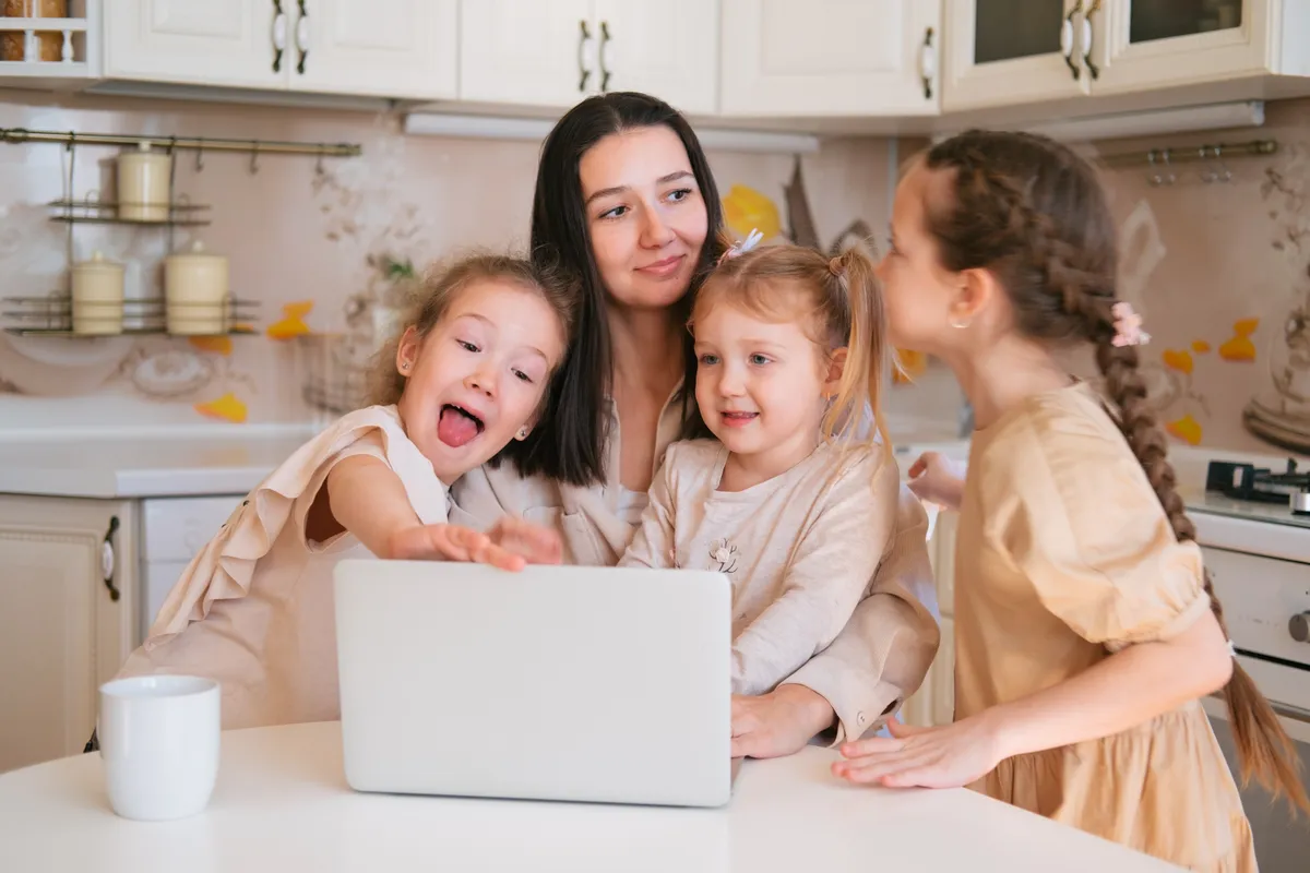 Közleményt adott ki a NAV az édesanyák SZJA-mentességéről