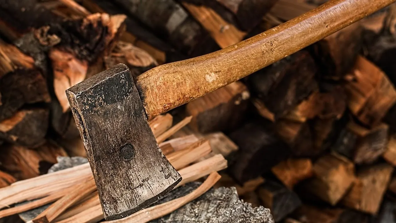 Hihetetlen: Baltával verte fejbe férjét, majd a kútba ugrott egy szabolcsi nő