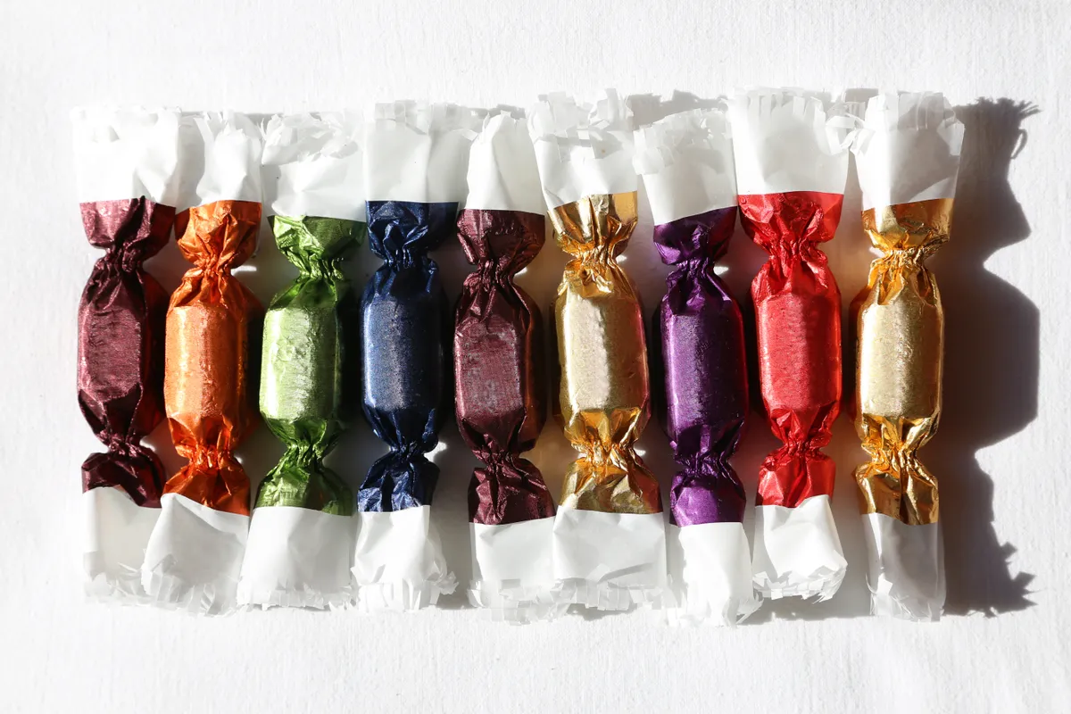Különféle szaloncukor ízek, színes csomagolásban