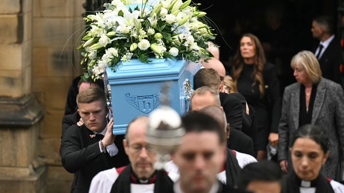 „Minden reggel úgy ébredek, hogy bárcsak itt lennél” – végső búcsút vettek Ricky Hattontól – galéria