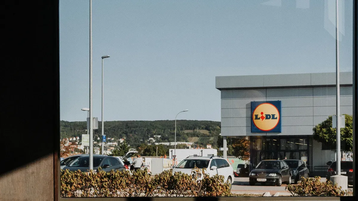 Rejtélyes haláleset egy Lidl előtt: rendőrök lepték el a helyszínt