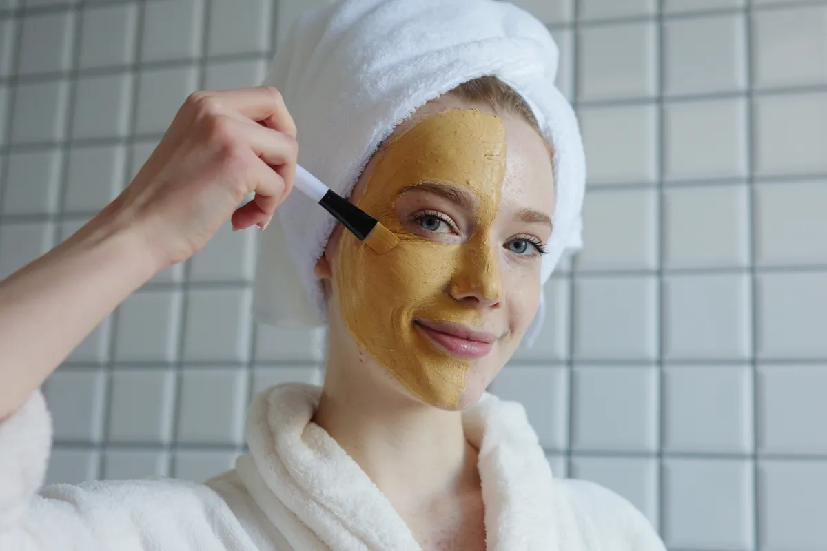 Kényeztető szépségpraktikát alkalmazó fiatal nő