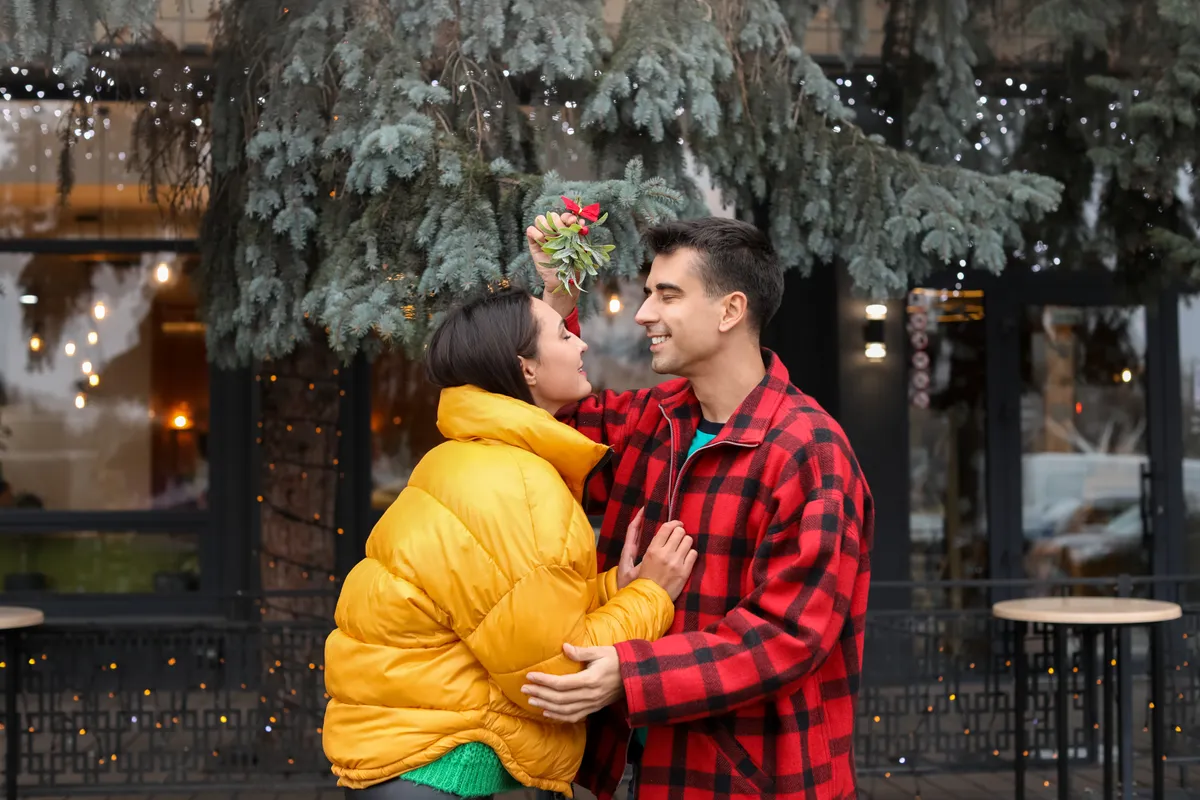 fagyöngy alatt váltott csók is karácsonyi szimbólum