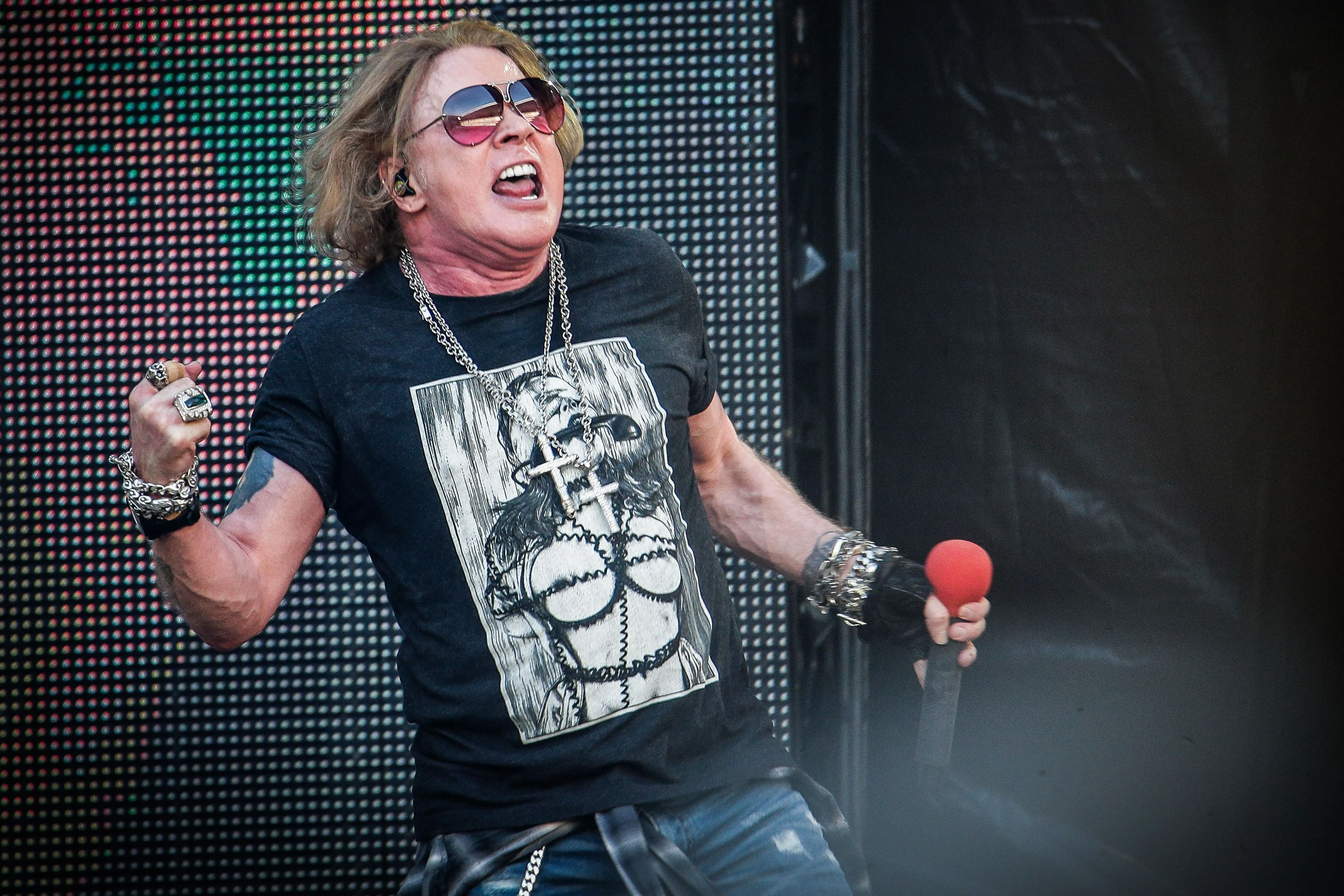 Axl Rose dührohamot kapott a koncertjén
