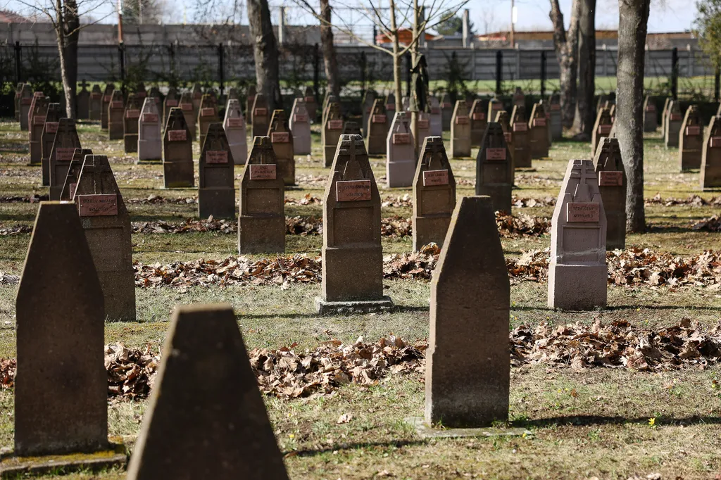 Az egri Kisasszony-temető egységes sírkövei katonás rendben állnak egymás mellett az örökkévalóságig.