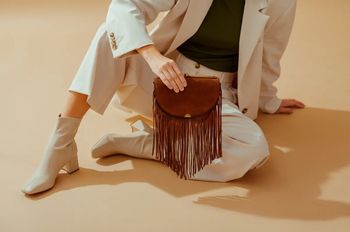 Kényelmes magassarkú csizma bézs színben