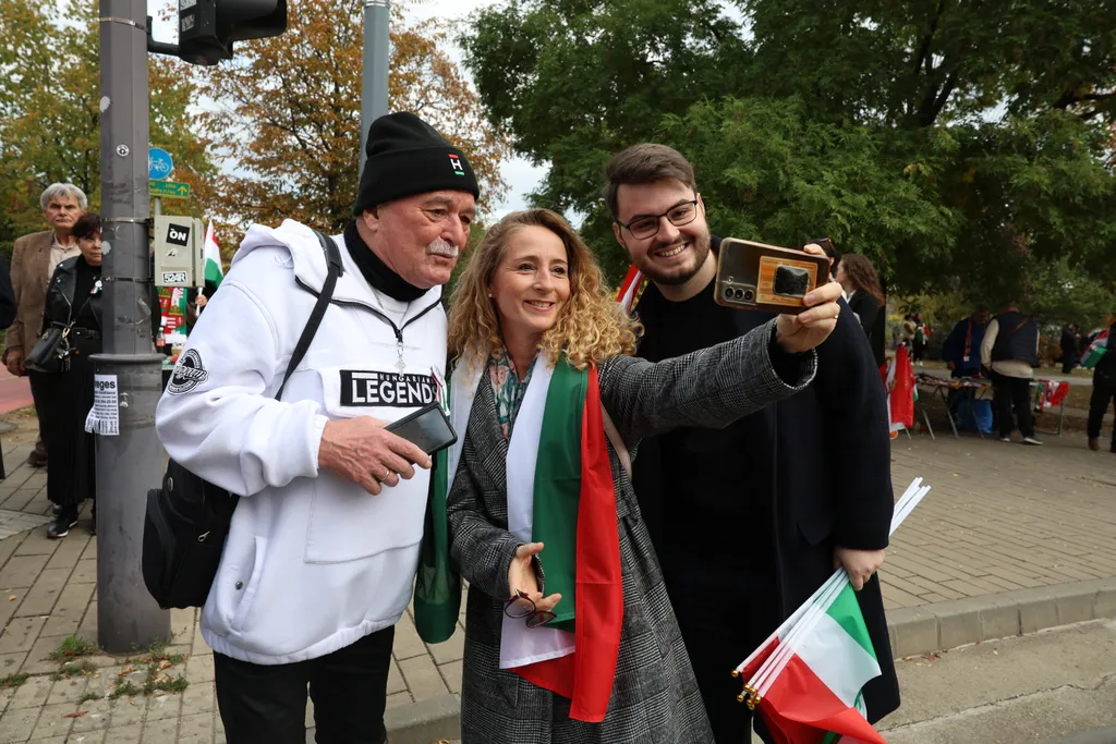Nagy Feróval sokan fotózkodnak a Békemenet elején.