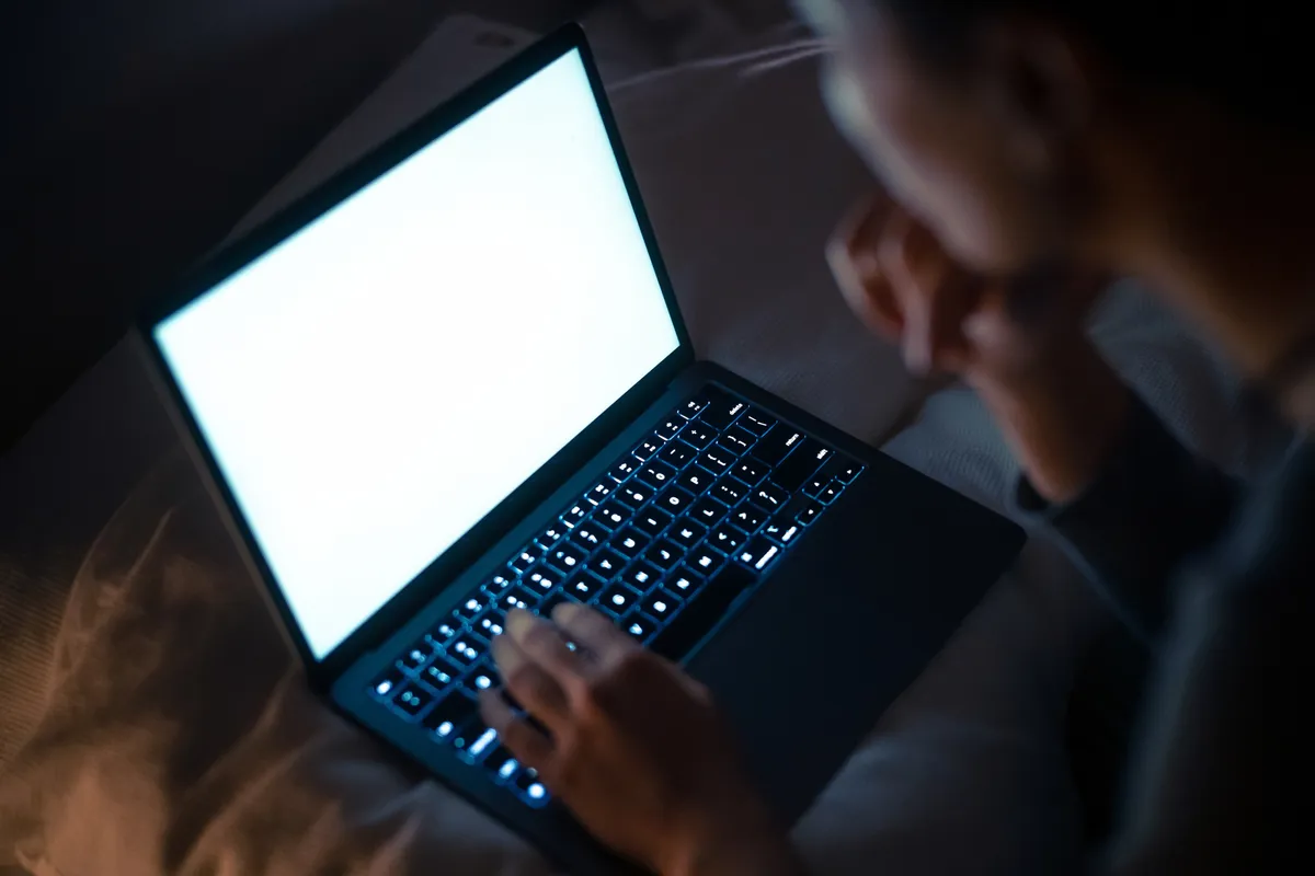Egy nő olyan felnőttfilmet néz a laptopján, aki kielégíti az egényeit