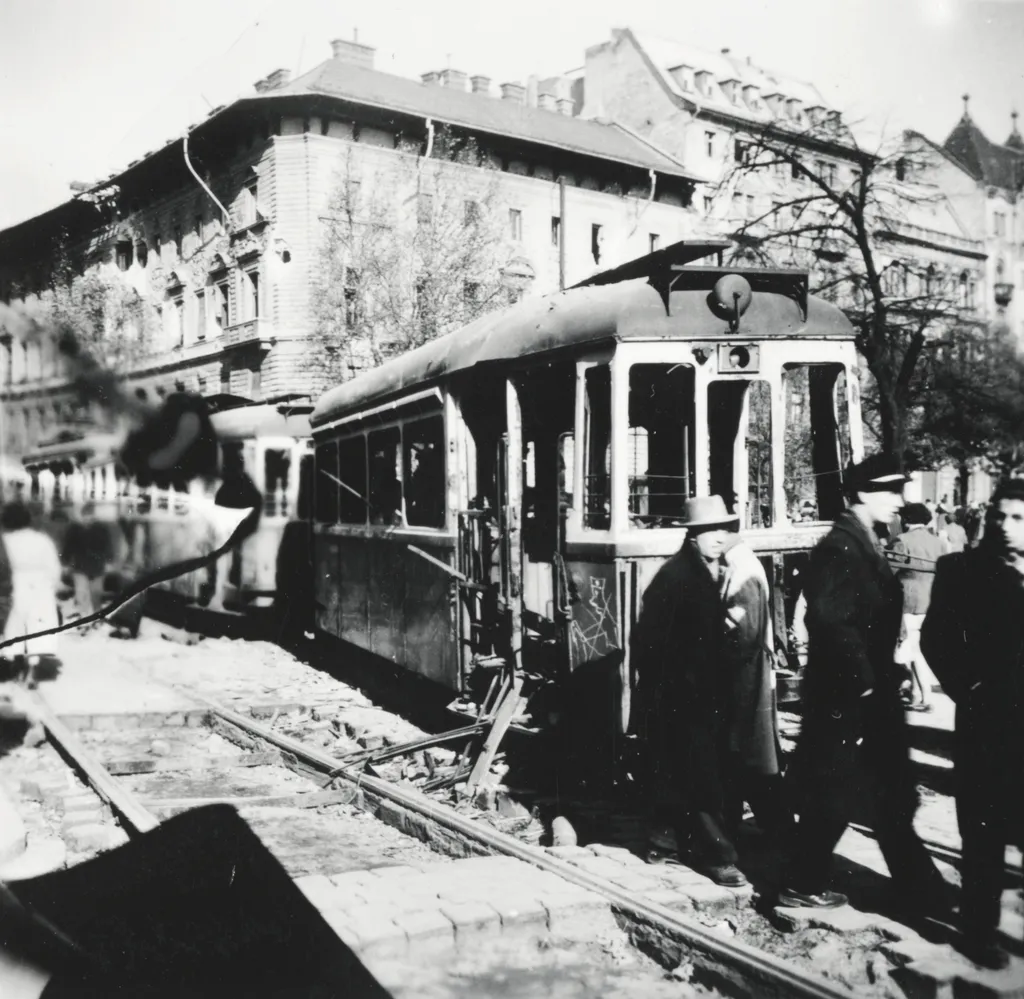 A villamosokat azért borították fel a forradalmárok, hogy barikádként használják. Forrás: Fortepan