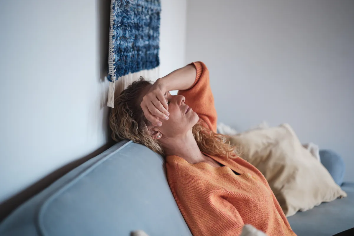 Középkorú nő, aki a menopauza miatt rosszul érzi magát